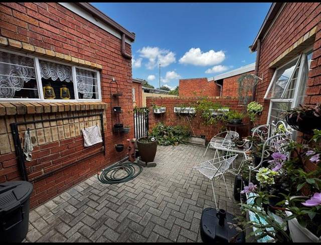2 BEDROOM TOWNHOUSE FOR SALE IN GLEN MARAIS